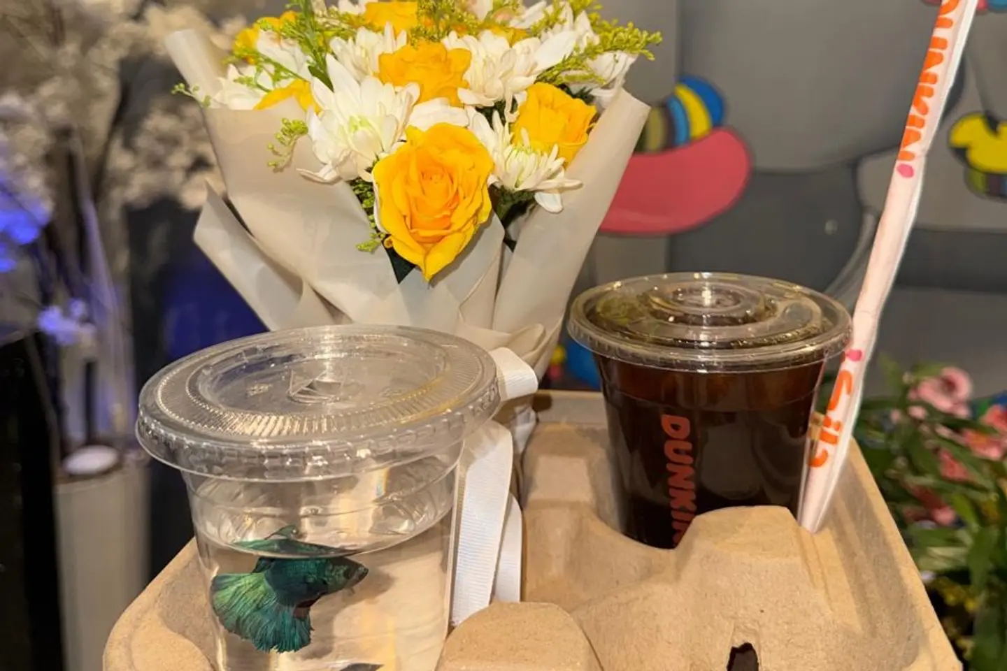 قهوة دانكن مع سمكة فايتر و ورد اصفر - قهوة سوداء حارة