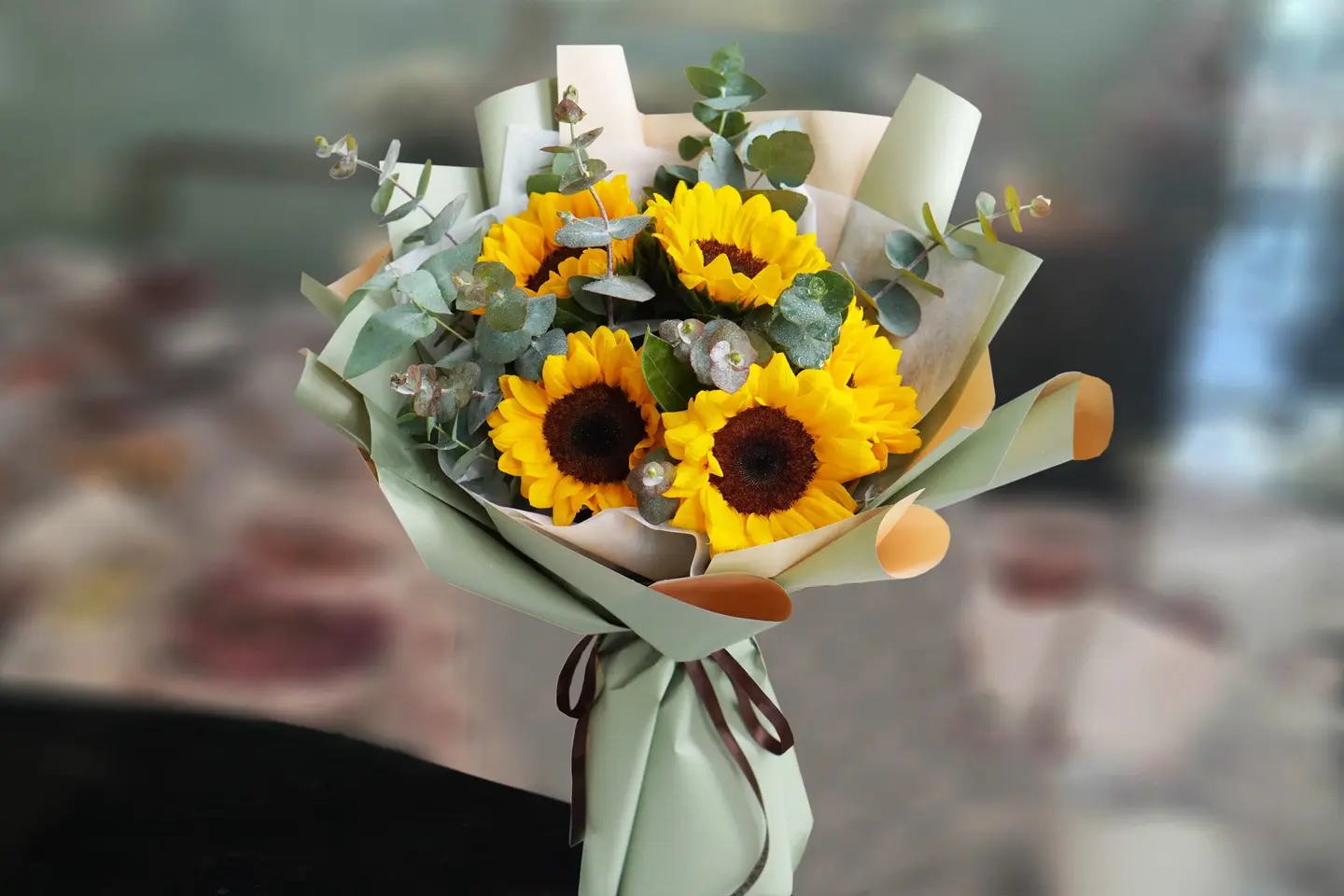 باقة دوار الشمس مع الأوكالبتوس - صغير