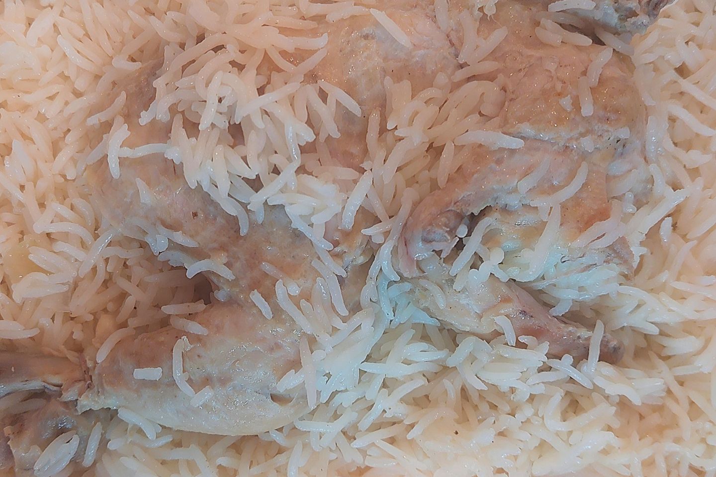 مضغوط دجاج مع أرز أبيض - نص حبة مضغوط دجاج مع أرز أبيض