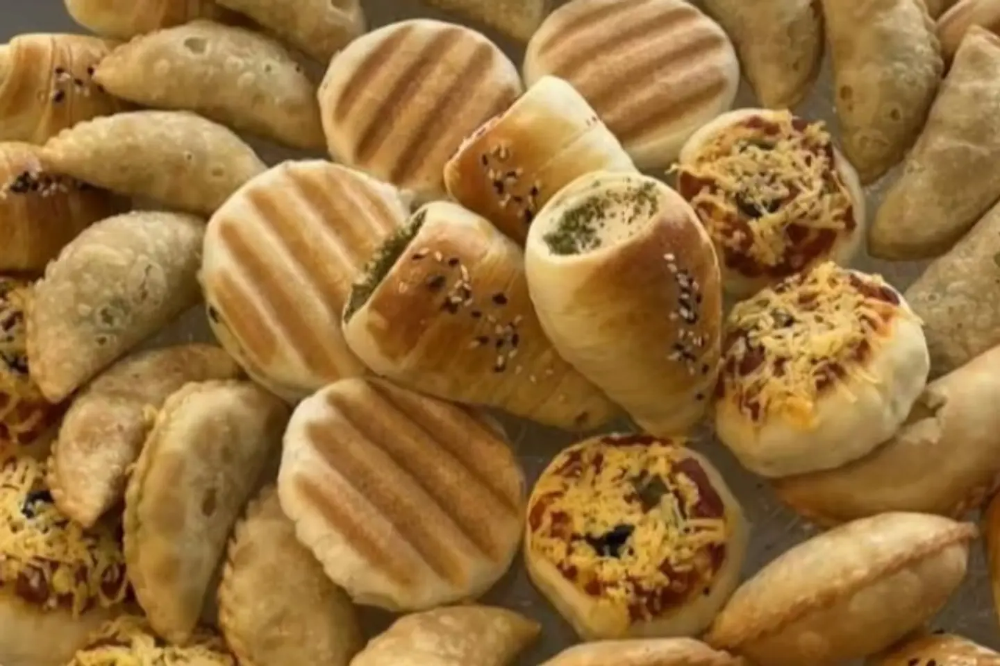 Samosa And Assorted Pastries - 10 Pieces