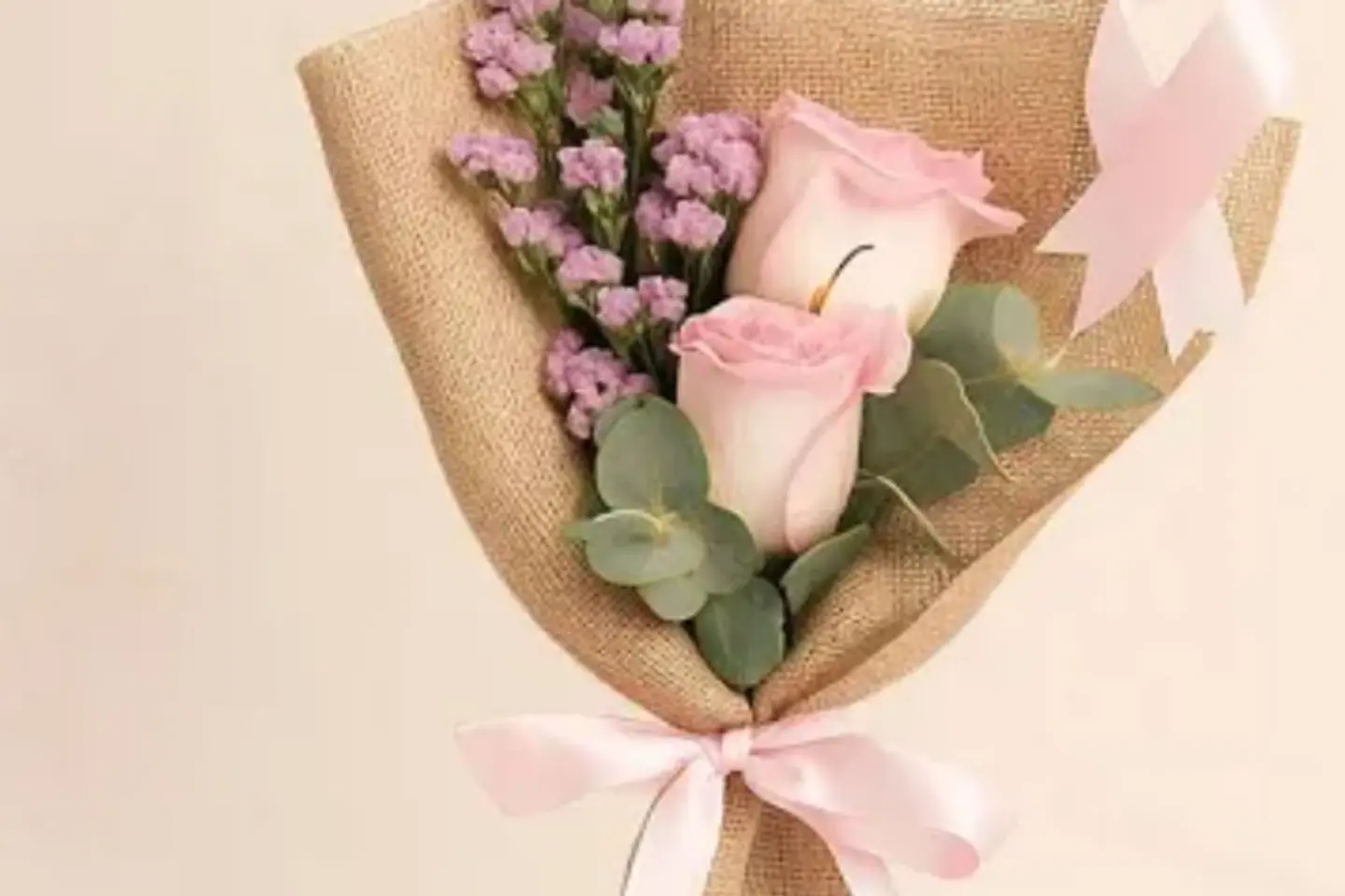 باقة الوردتين مع إكسسوارات - لون الوردتين وردي