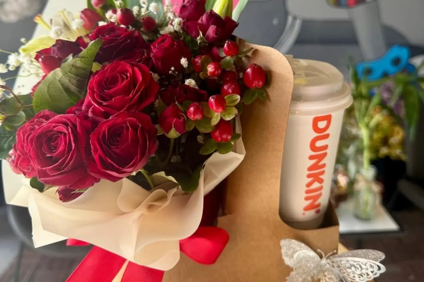 قهوة سوداء من دانكن مع ورد أحمر - قهوة سوداء باردة