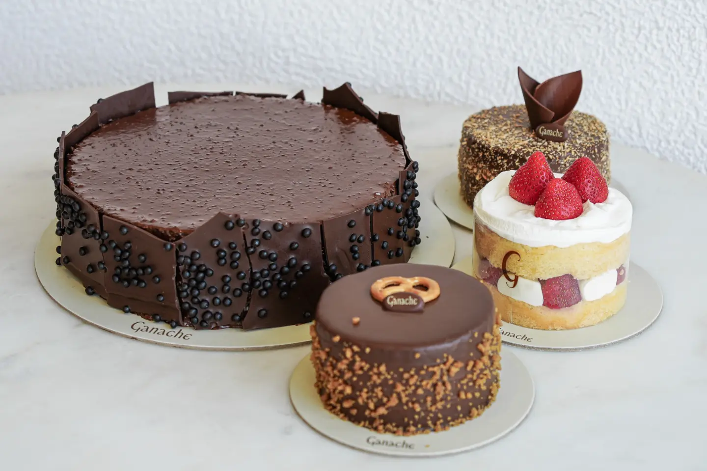 Crunchy Chocolate Large With Small Cake - Strawberry Cake