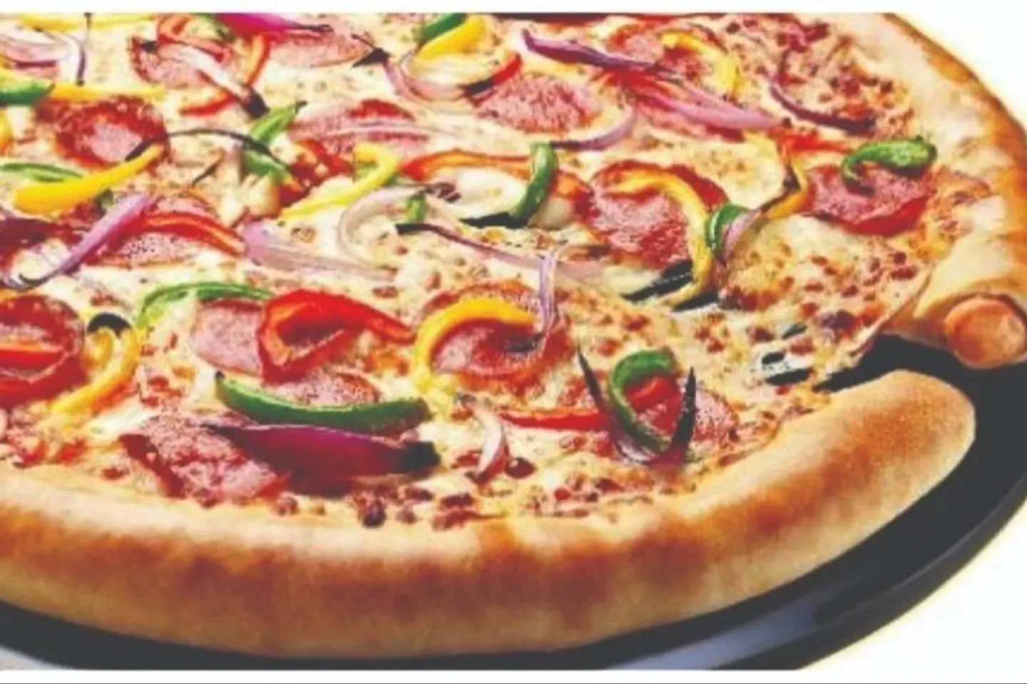 بيتزا مع اطراف السجق - وسط