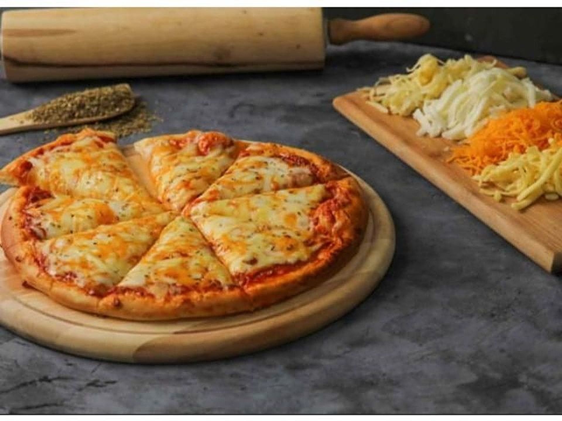 بيتزا أجبان مشكلة - وسط