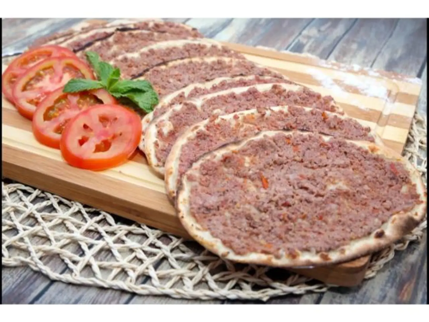 Lahm Bi Ajeen With Vegetables - For One Person