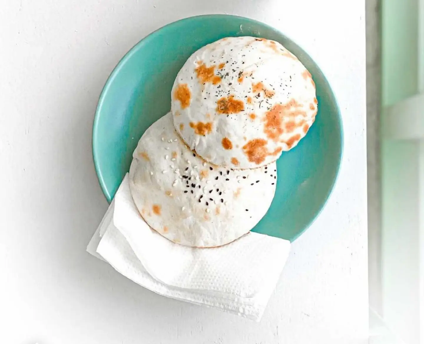 منقوشة جبن فيتا مع طحينيه - بدون جبن