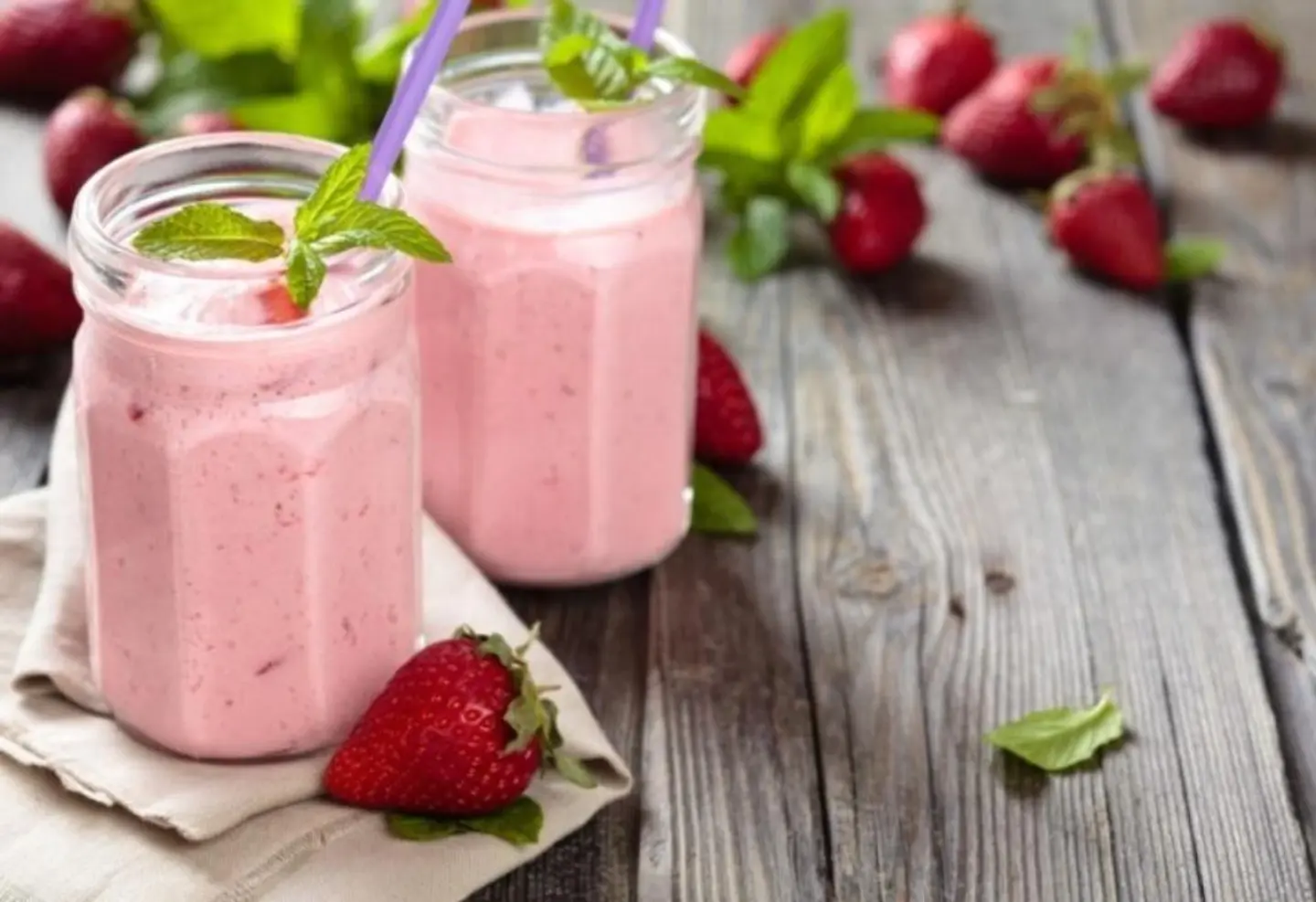 ميلك شيك فراولة - صغير