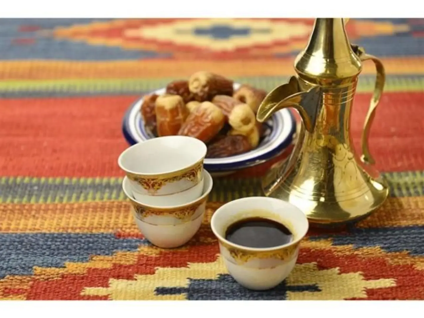 Saudi Coffee Dallah With Dates - Medium