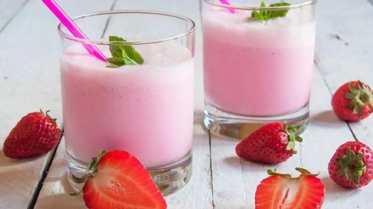 عصير فراوله حليب - كاسة وسط