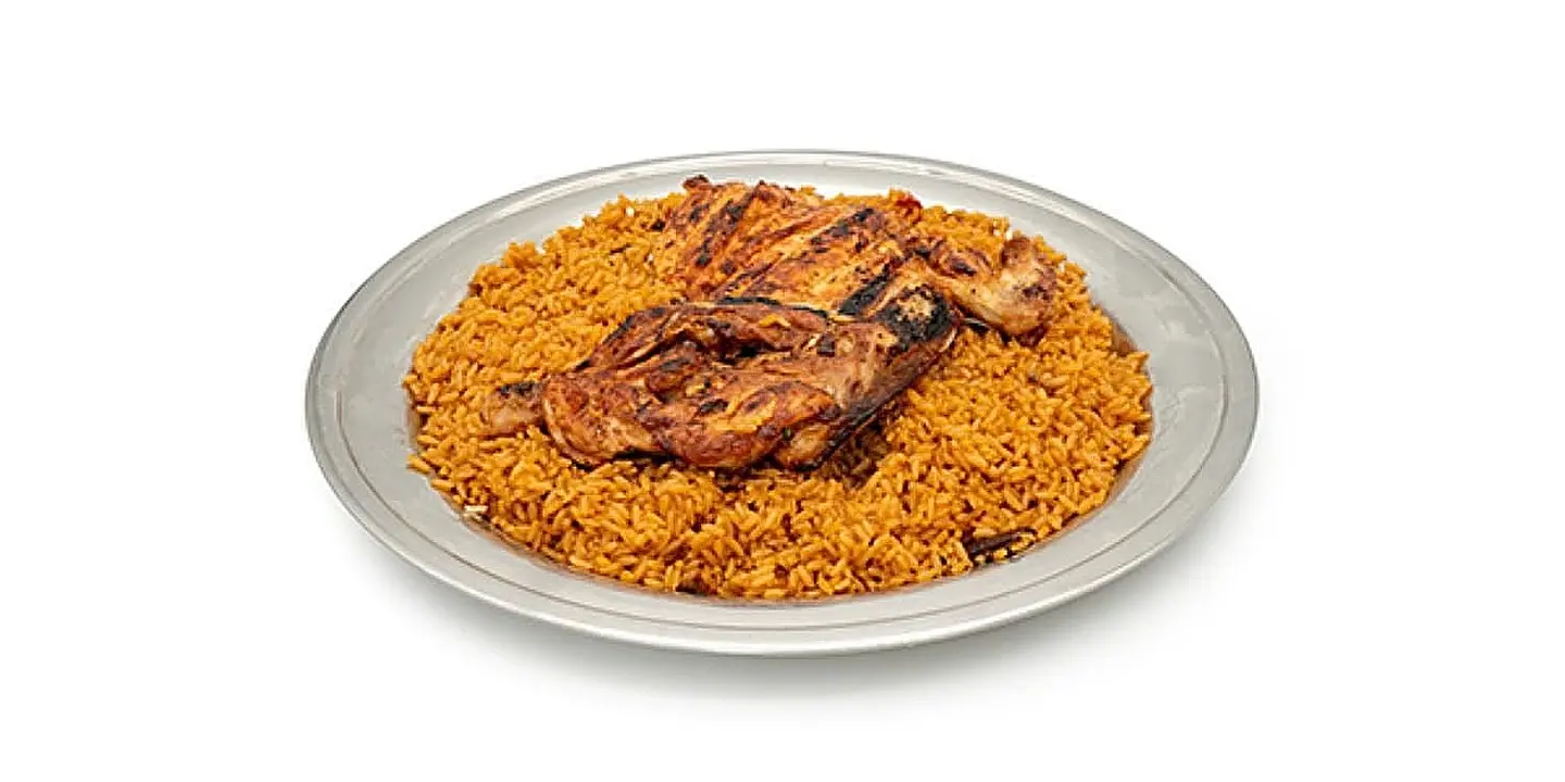 فحم مع رز احمر - نصف دجاجة