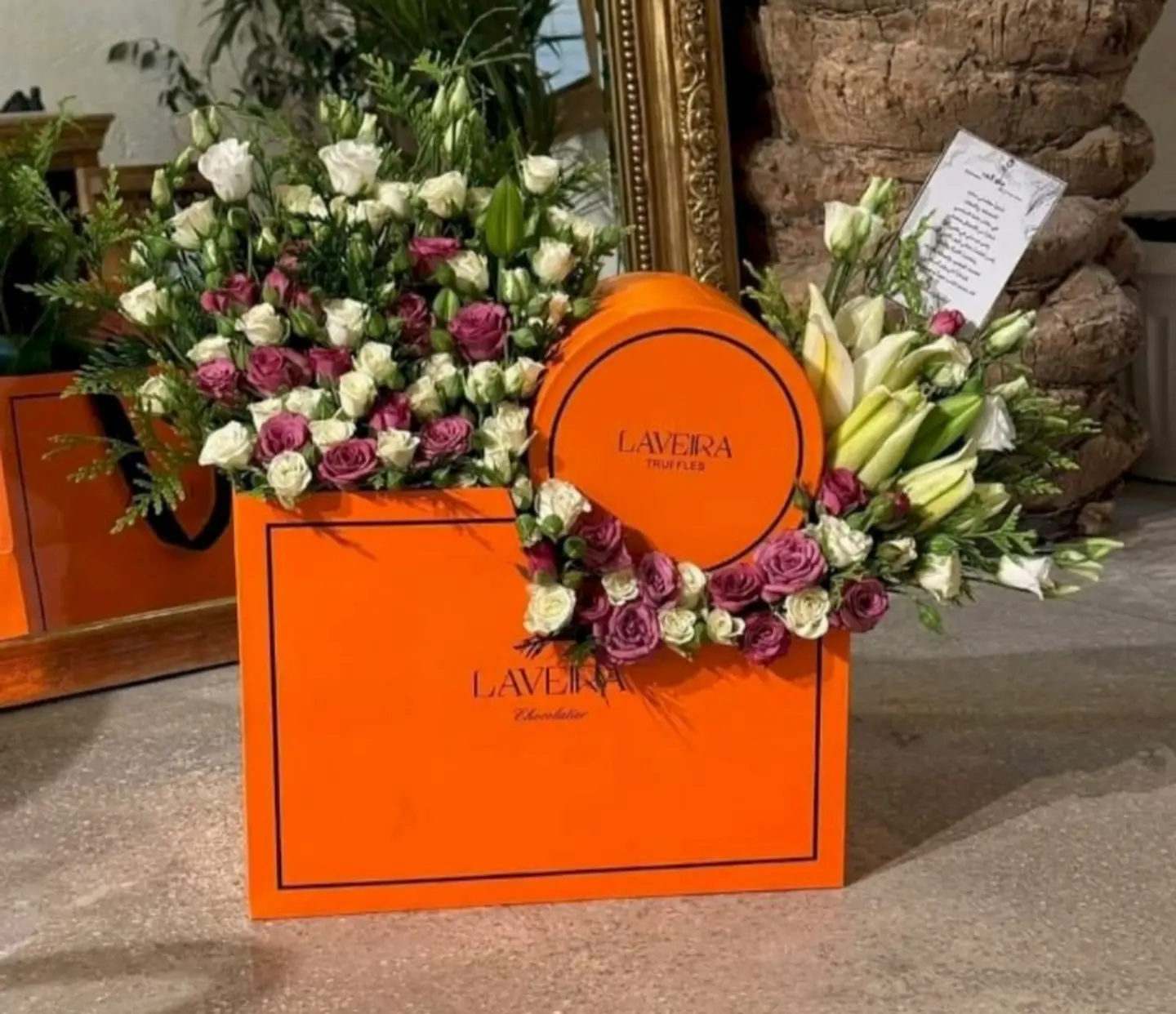 لافيرا ترافل مع الورد - كبير