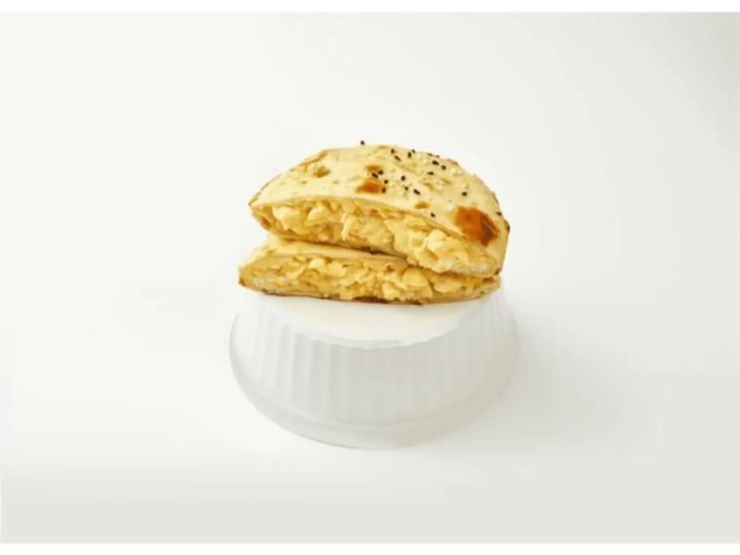 جبن مشكل جبن سائل و مربي و فول سوداني ساندوتش مدور - بدون جبن