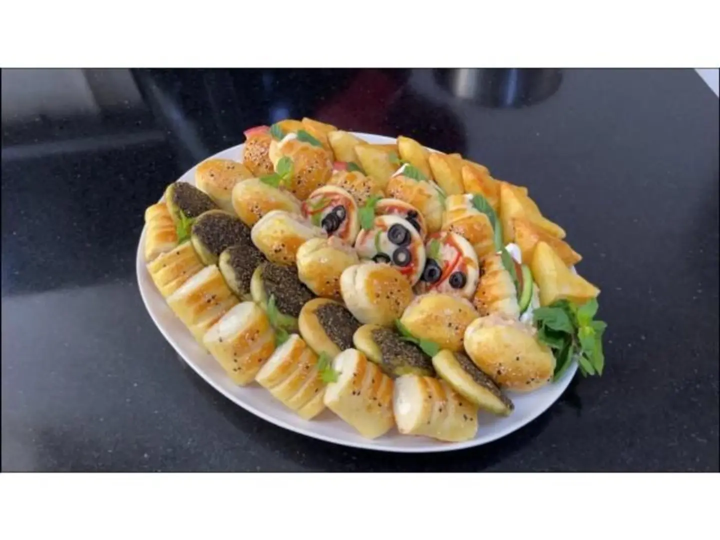 Mixed Appetizer Box - Small 16 Pieces