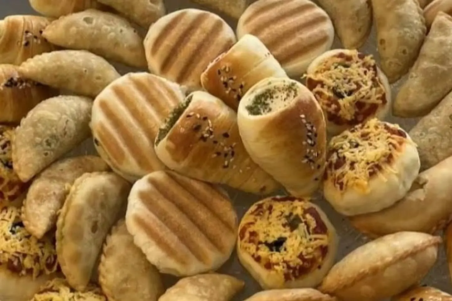 سمبوسة و معجنات مشكل - ١٠ حبه