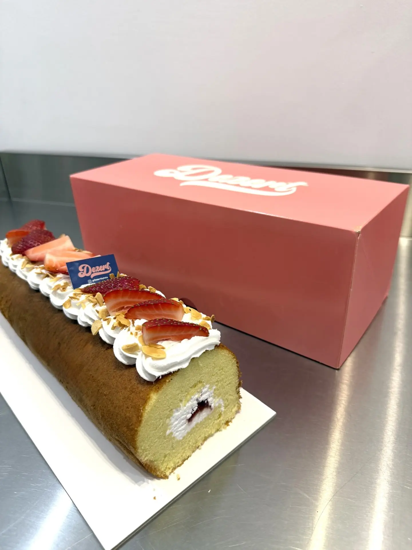 سويسرول فراولة - رول كامل بدون زينه