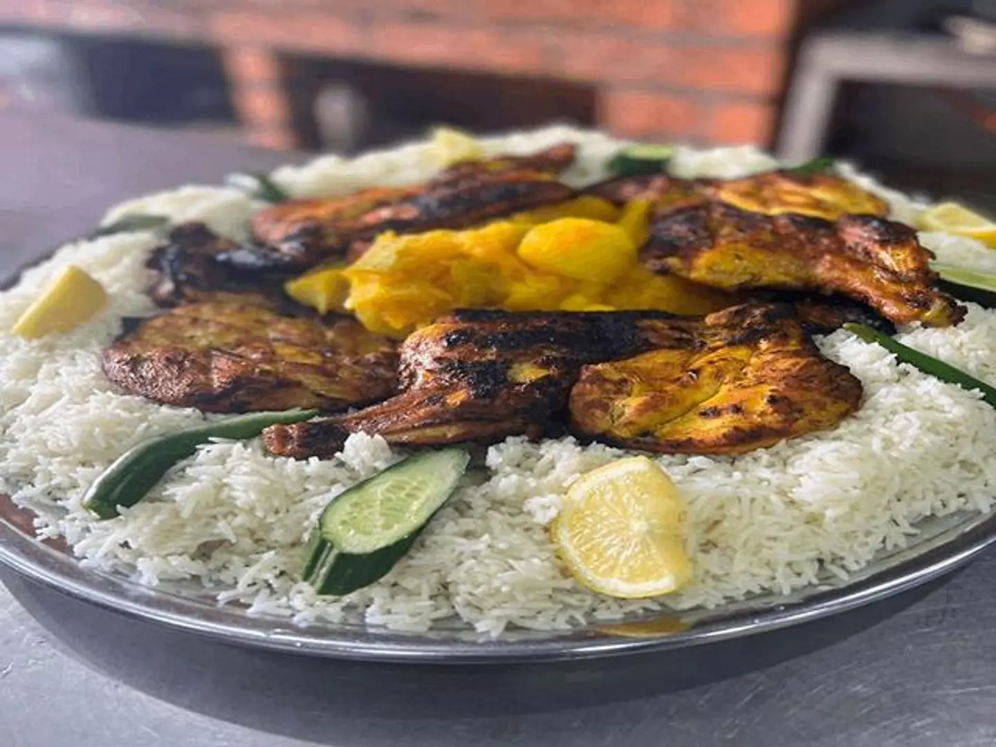 دجاج مشوي على الفحم مع الأرز - نص حبة دجاج