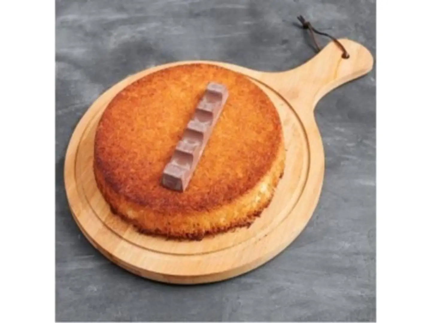 Lotus Round With Cream And Kinder - Small