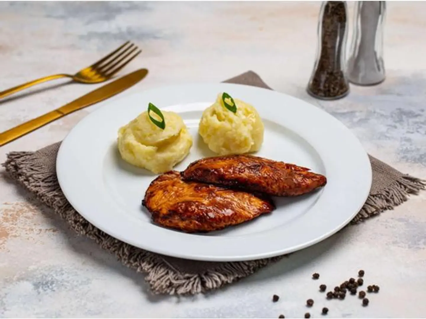 دجاج مشوي مع بطاطا مهروسة - 150 جرام