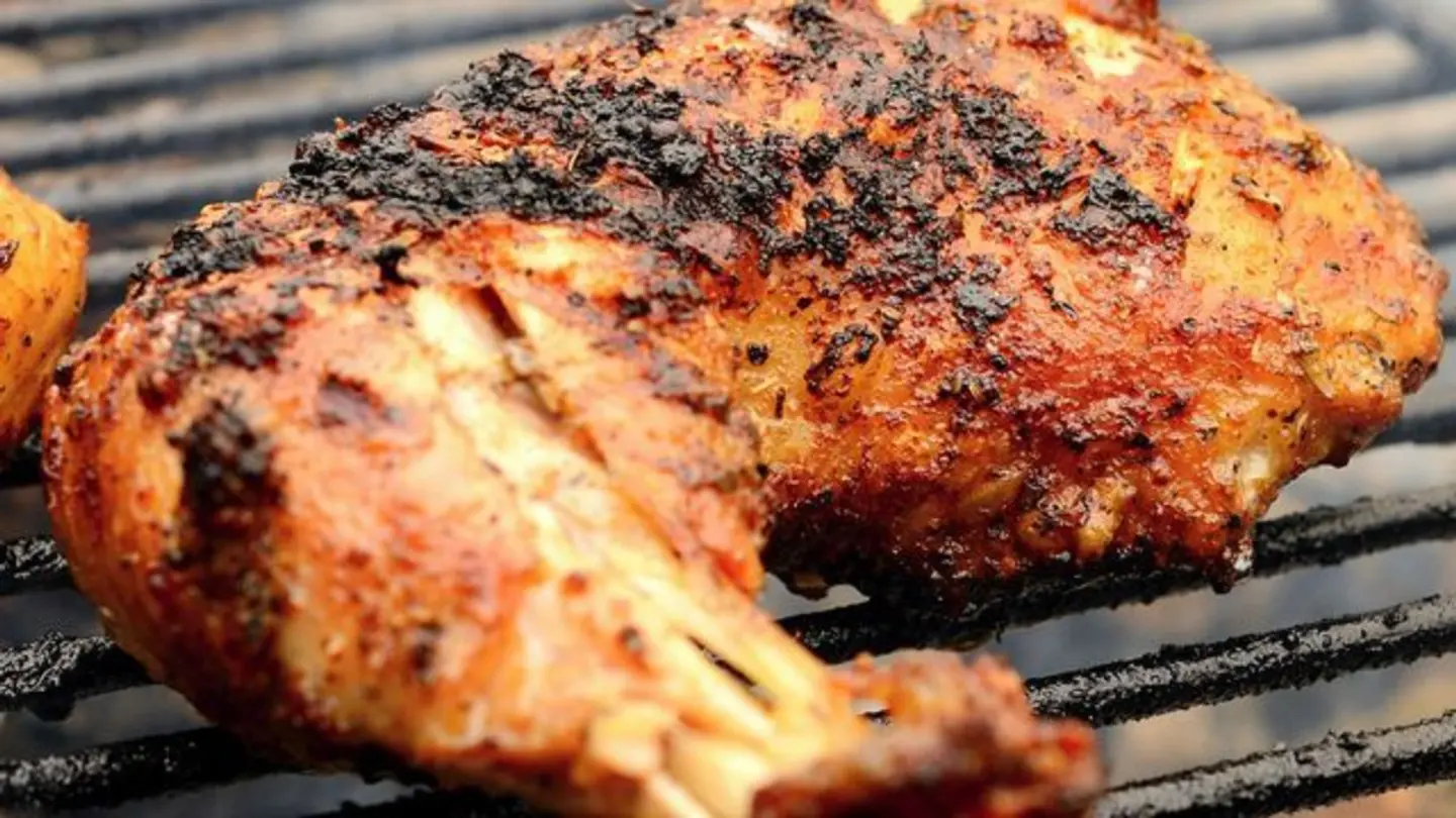 نصف دجاج على فحم - مثلوثة