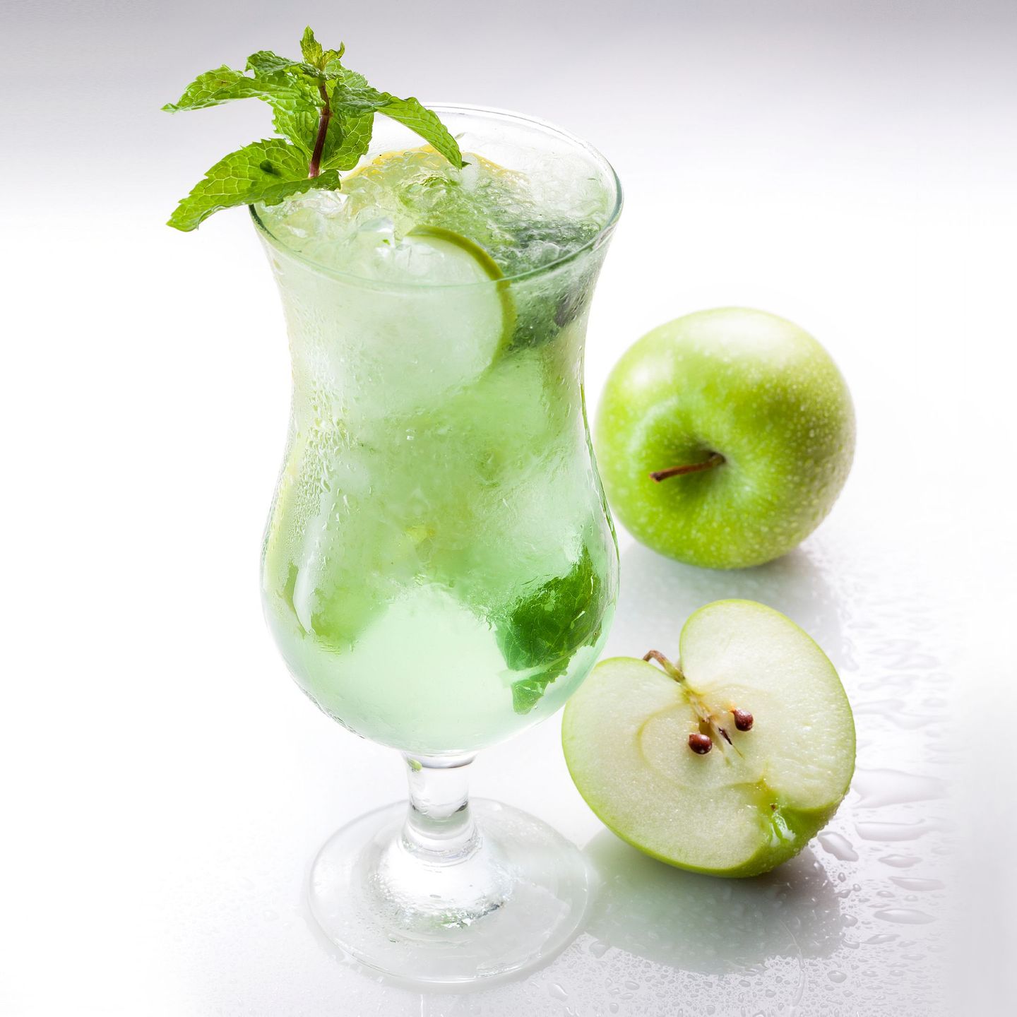 Apple - Red Bull