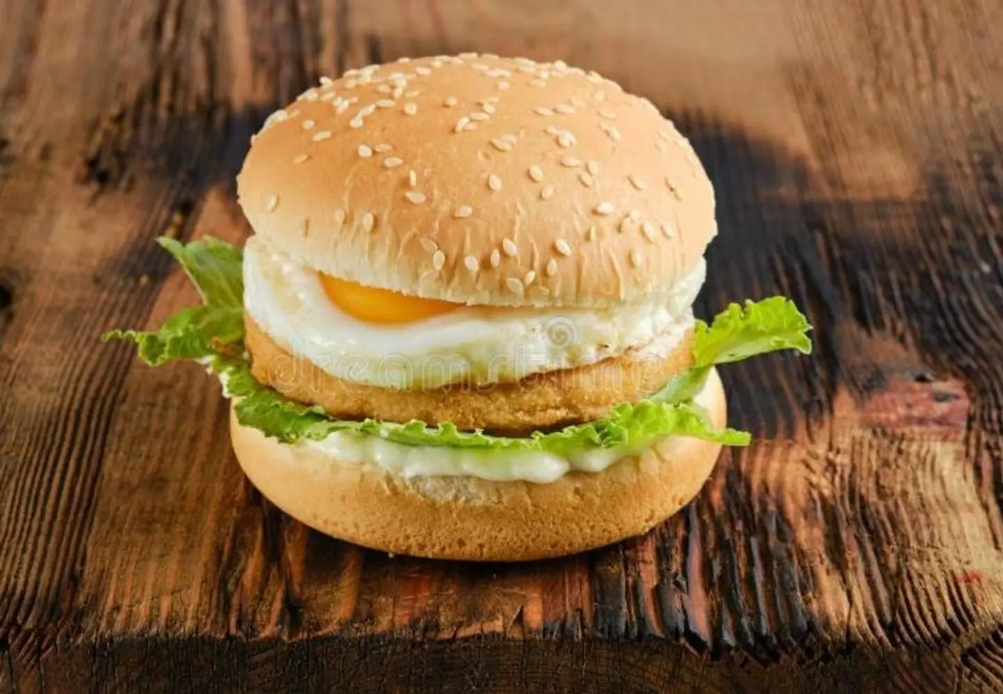 برجر دجاج مشوي مع بيض - وجبة