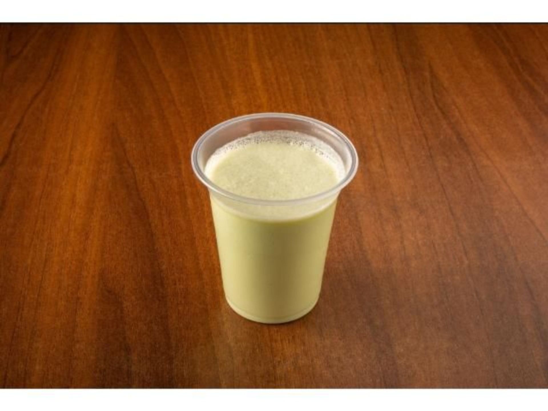 عصير افوكادو وموز ومكسرات - وسط