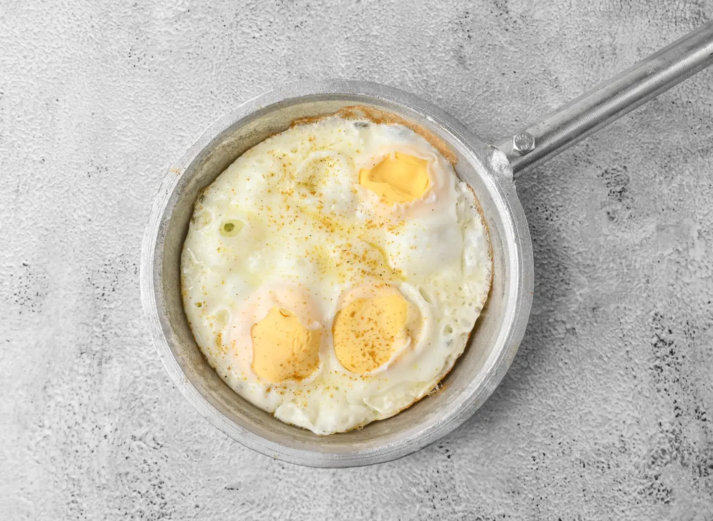 بيض عيون - صغير