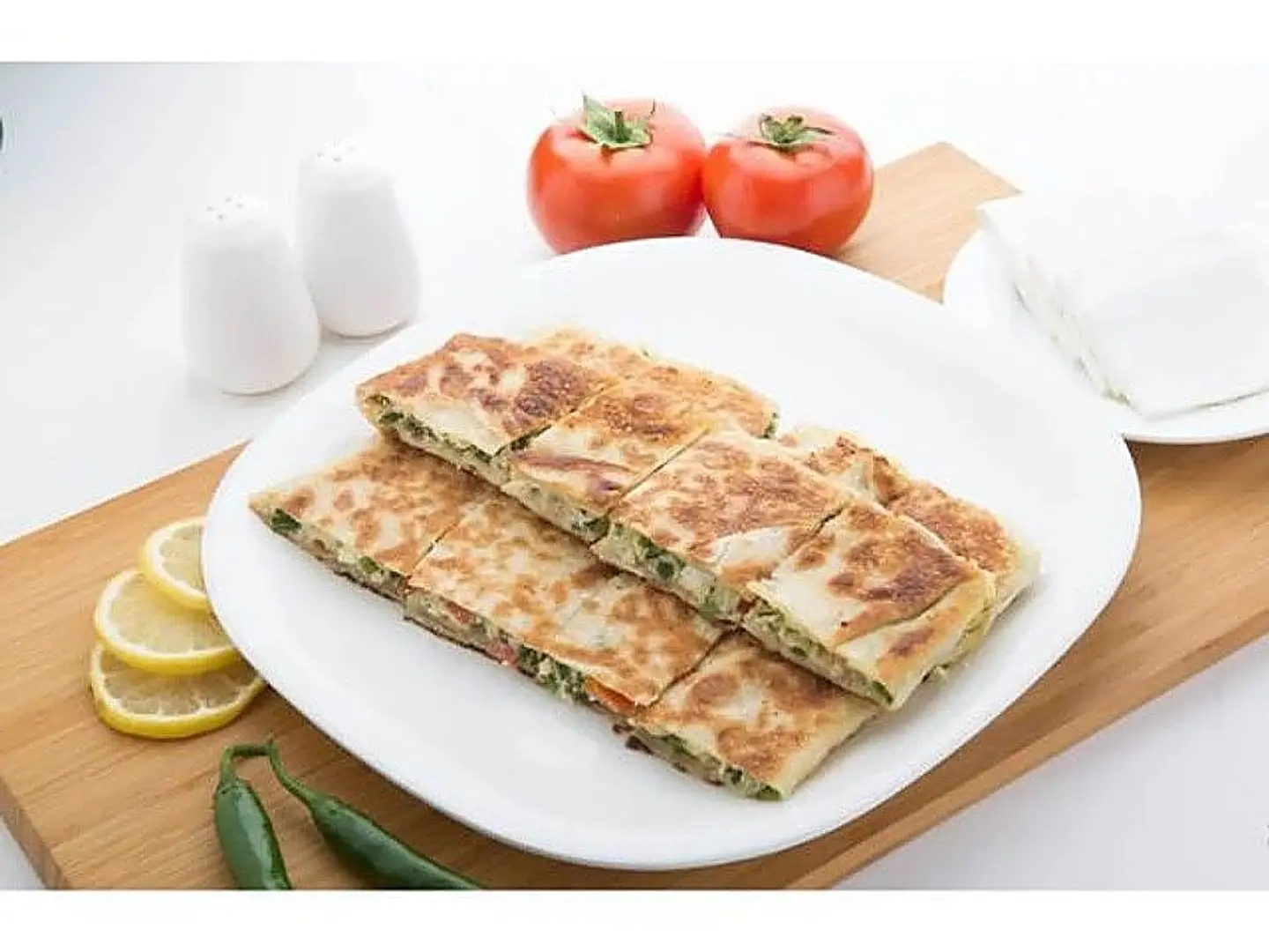 فطيرة جبنة بيضاء وخضار - وسط