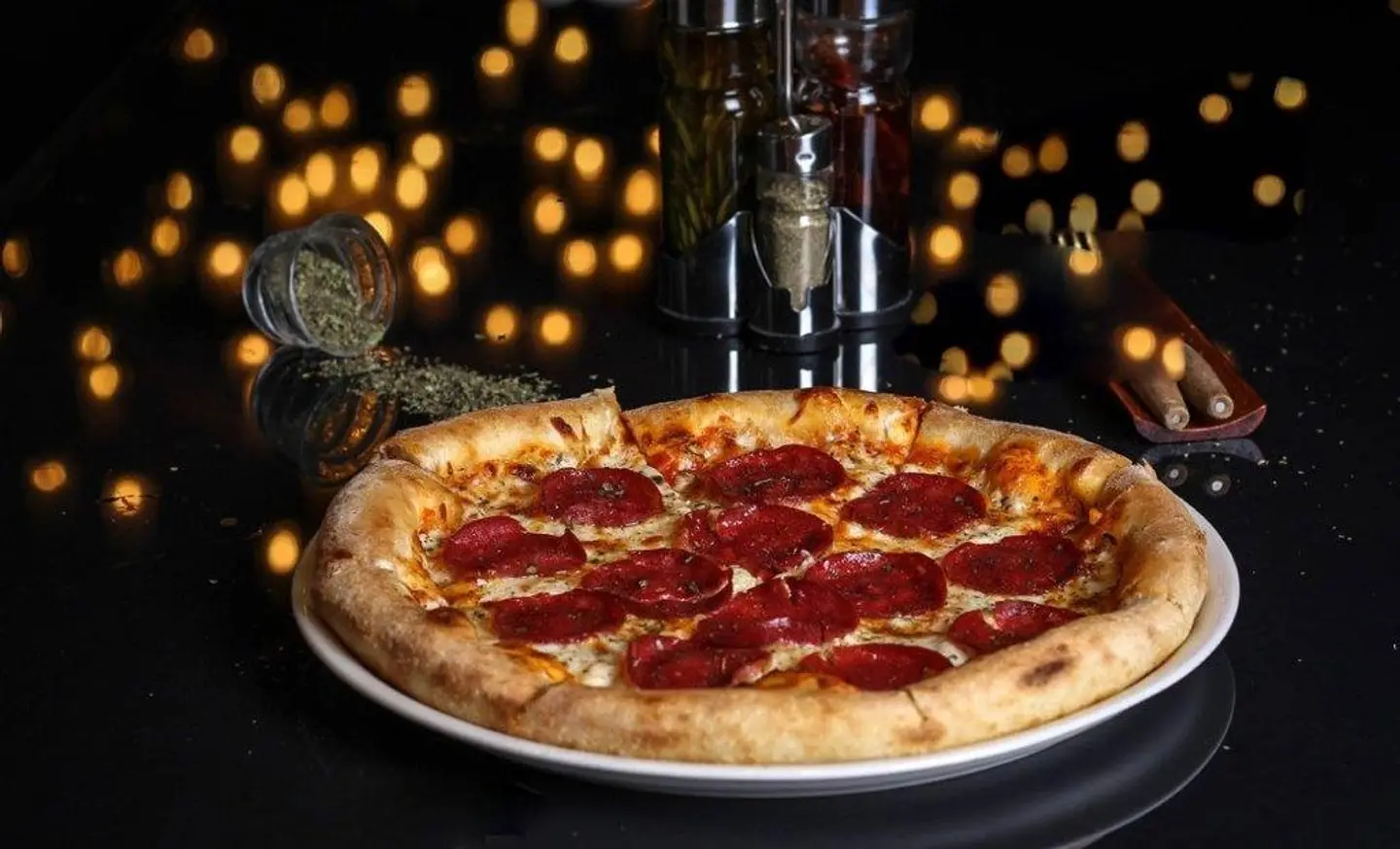 بيتزا بيبروني مع فطر