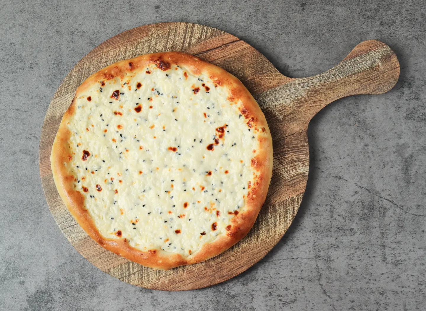 بيتزا بالجبن العكاوي - صغير