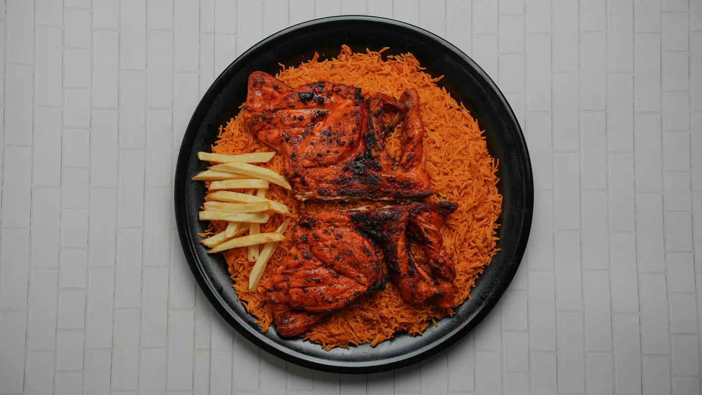 دجاج على الفحم مع أرز - نصف حبة