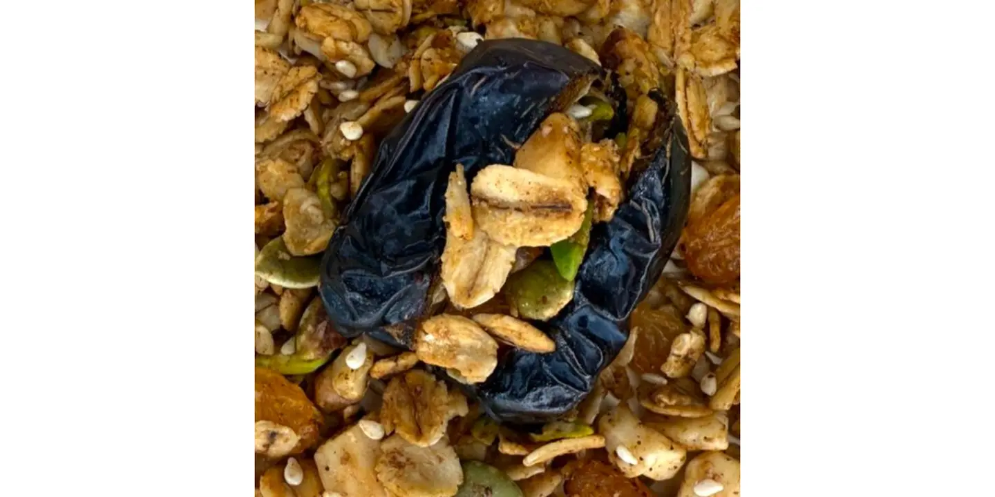Ajwa Dates With Granola - 3 Pieces