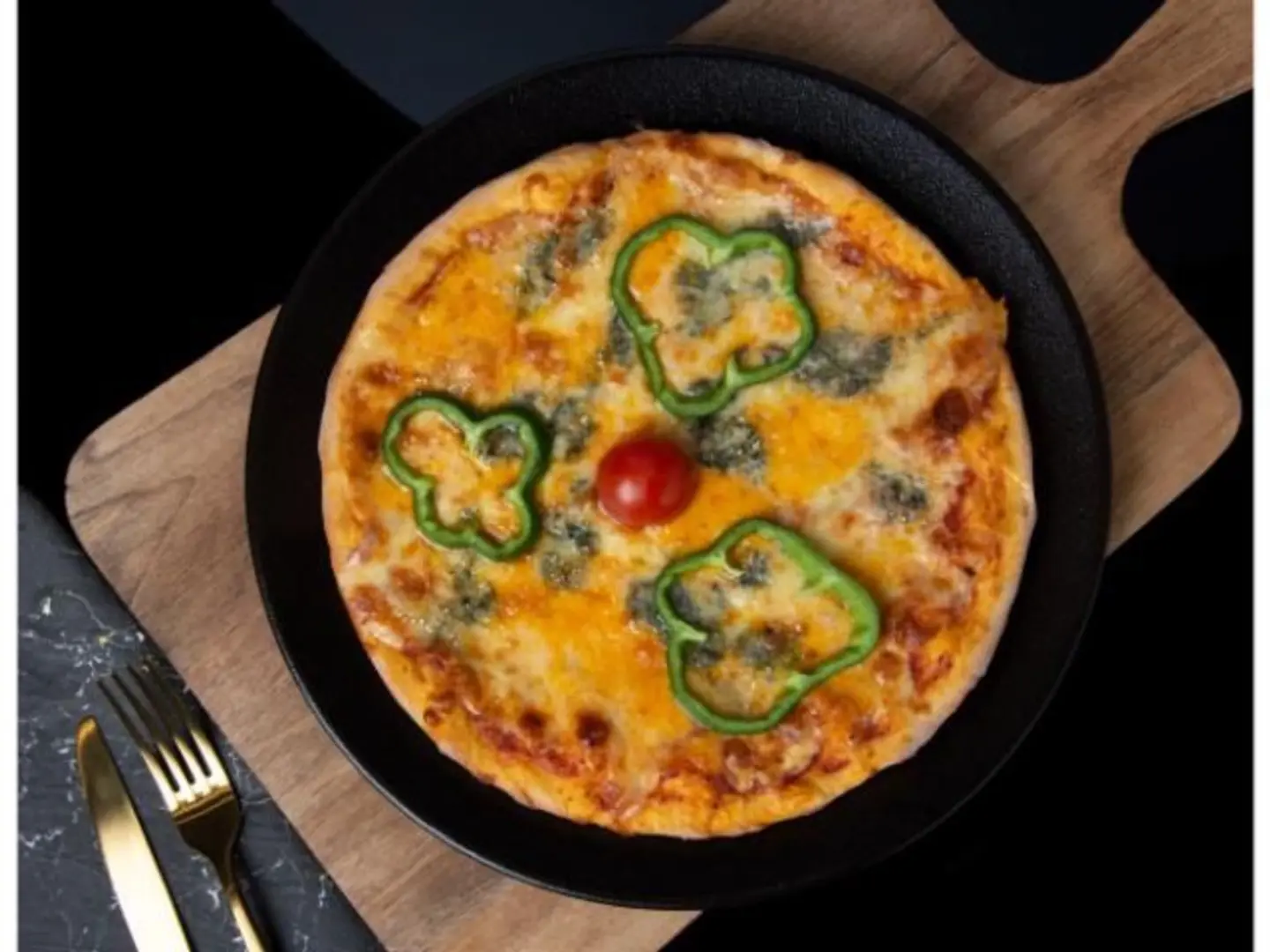 بيتزا الاجبان الاربعة - صغير