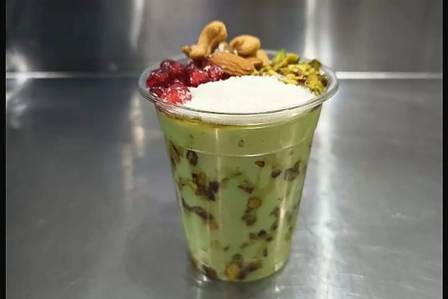 افوكادو والمكسرات - وسط