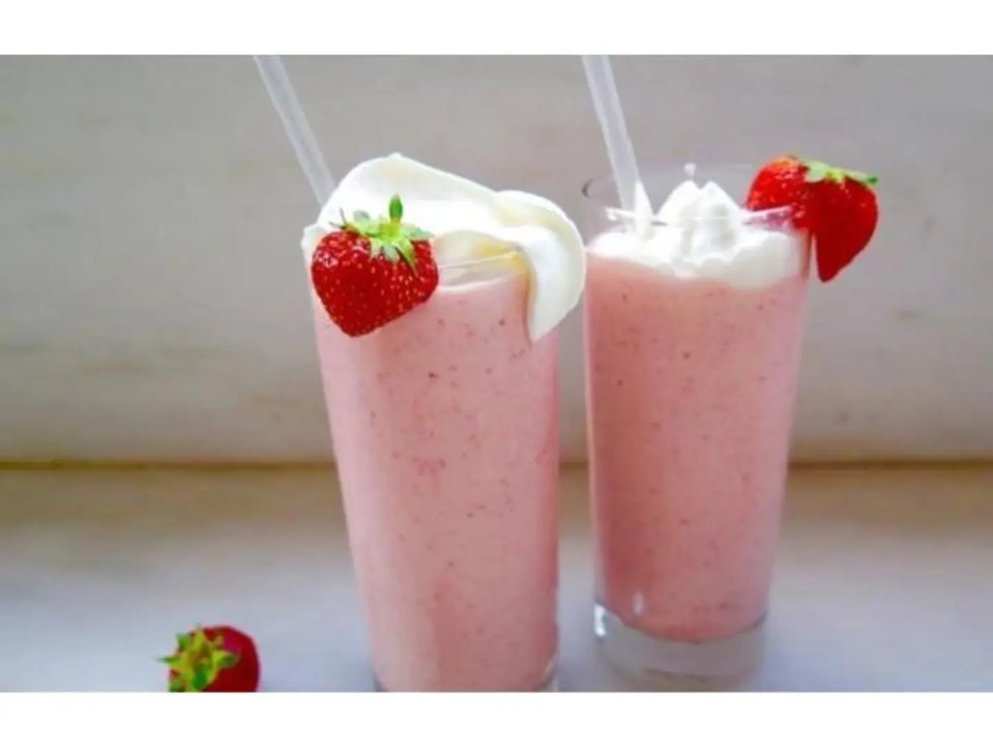 Strawberry With Milk And Ice Cream - Medium