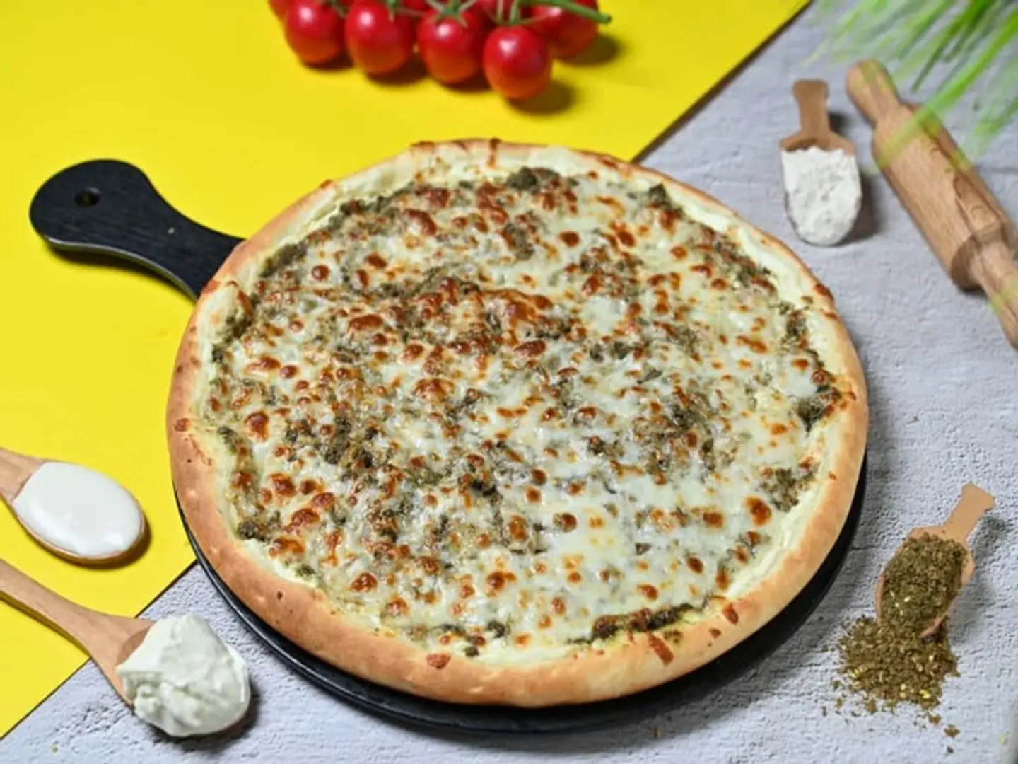 بيتزا جبن ولبنة وزعتر - وسط