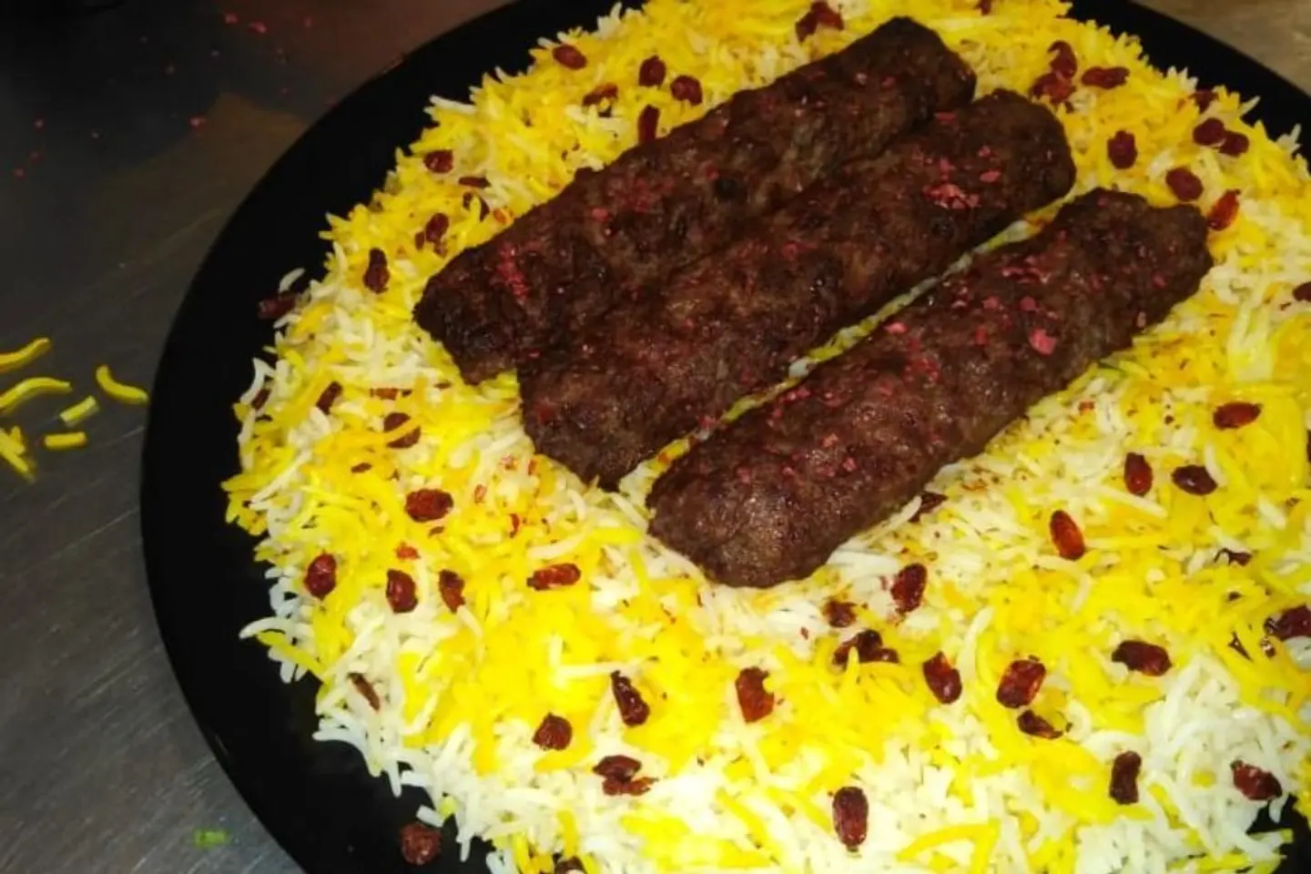 رز مع ثلاثة سيخ كباب - رز مع ثلاثة سيخ كباب-رز مع ثلاثة سيخ كباب