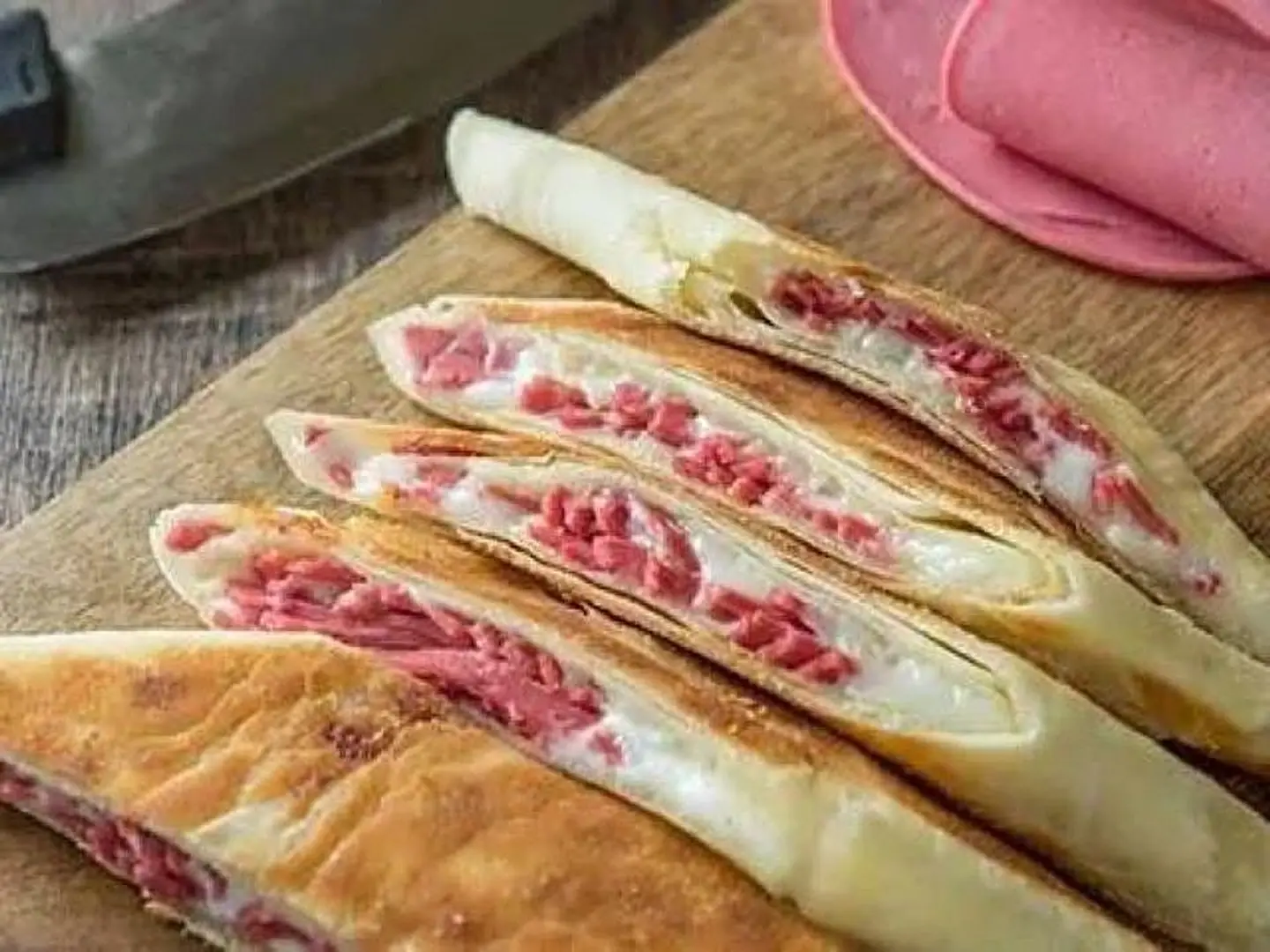 فطيرة مرتديلا جبن - وسط