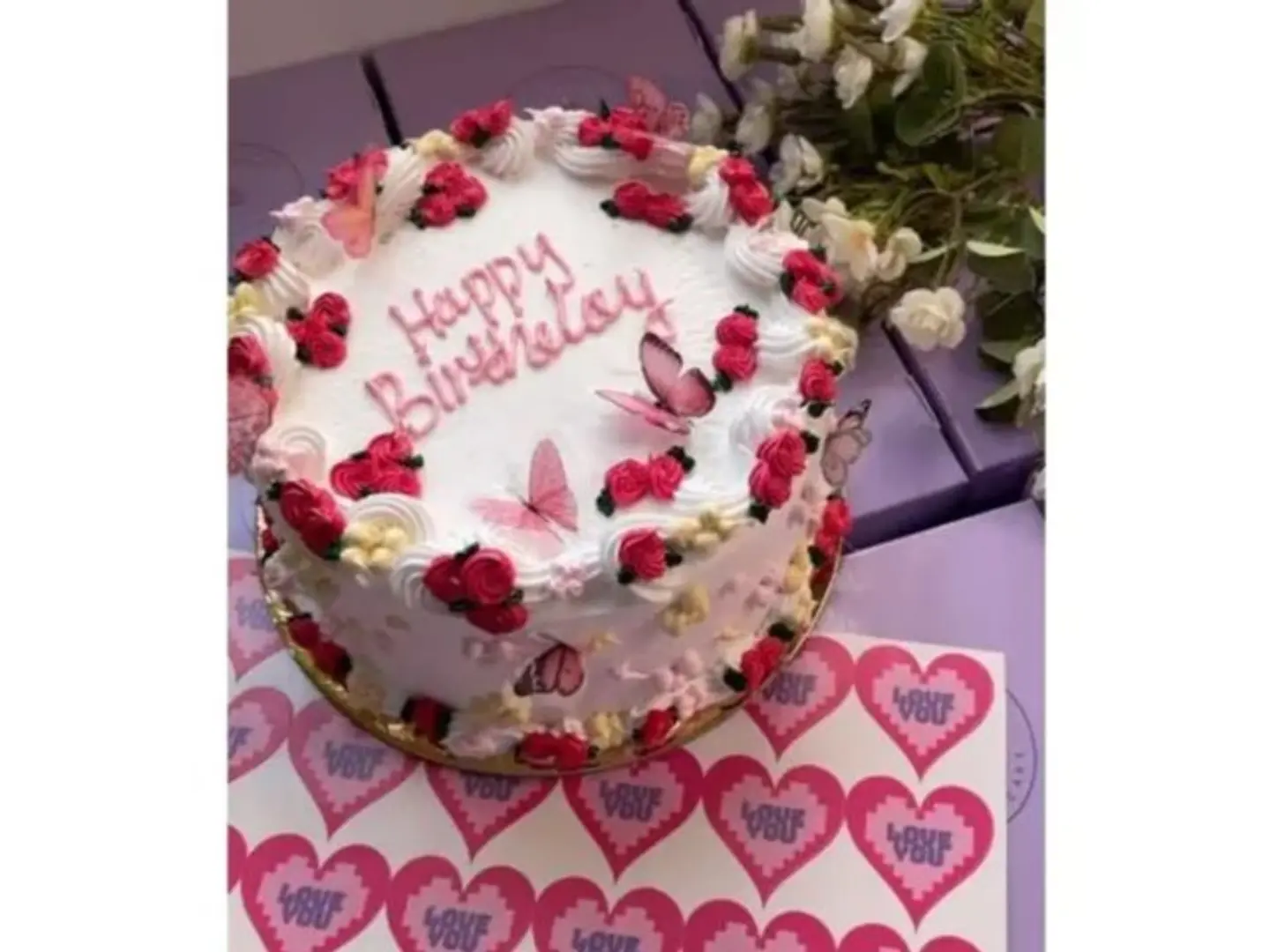 كيك فكتوري مع ورود وردية - ٤ انش