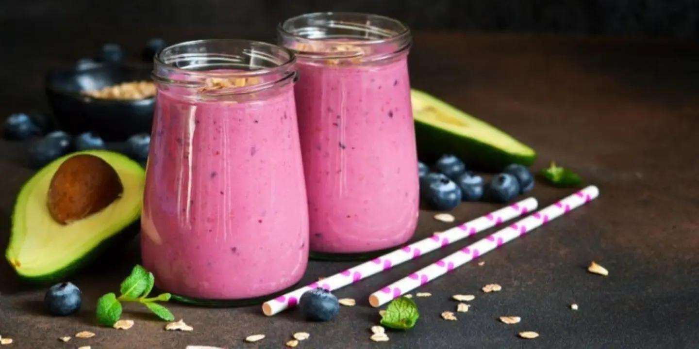 عصير أفوكادو وتوت - وسط