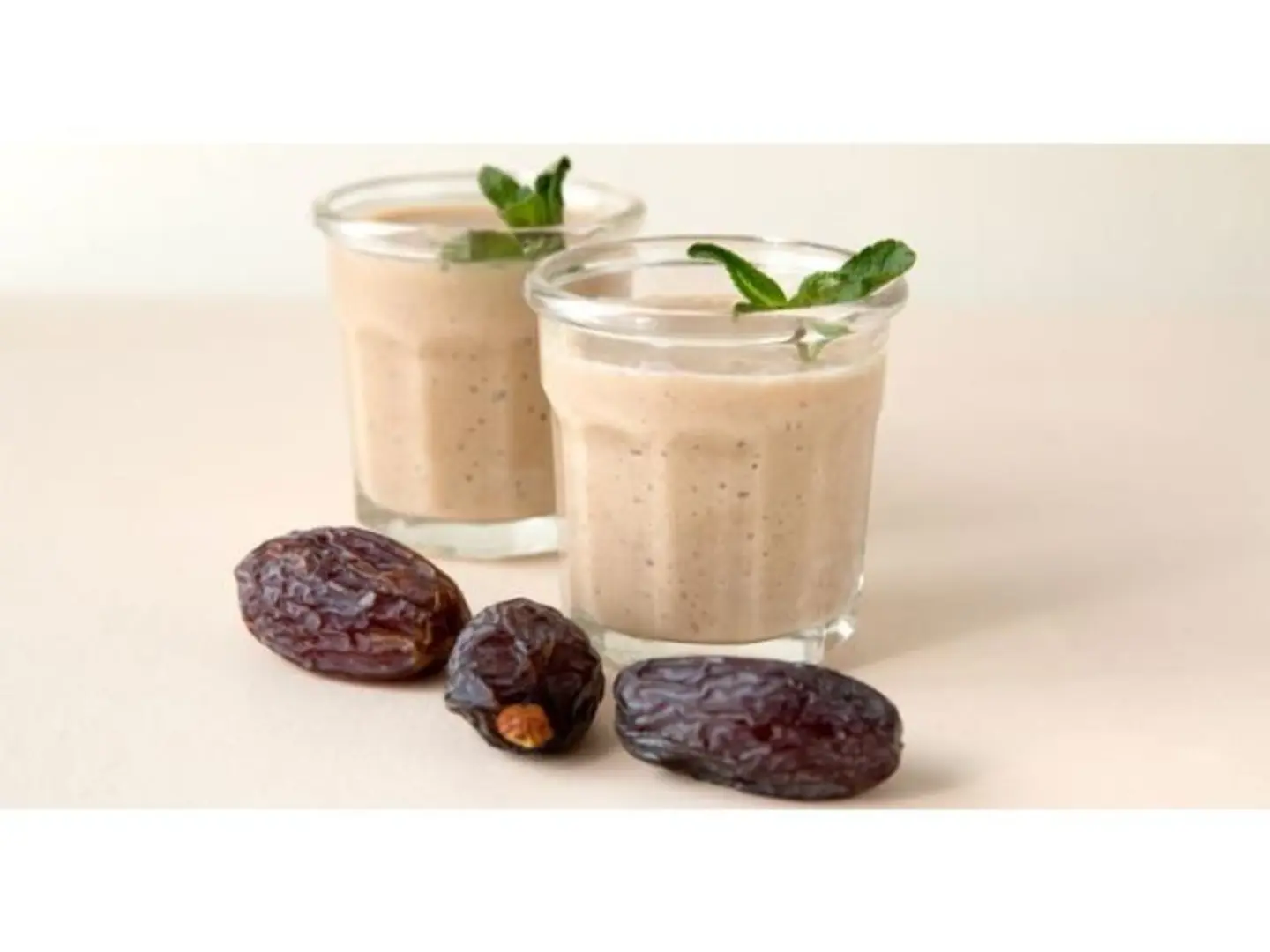 تمر بالحليب والمكسرات - كوب وسط