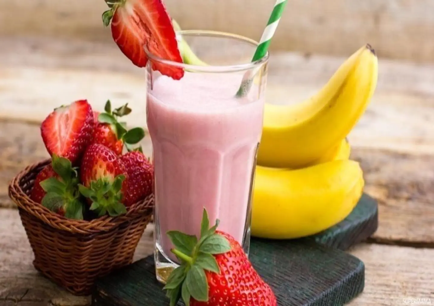 فراولة موز بالحليب - وسط