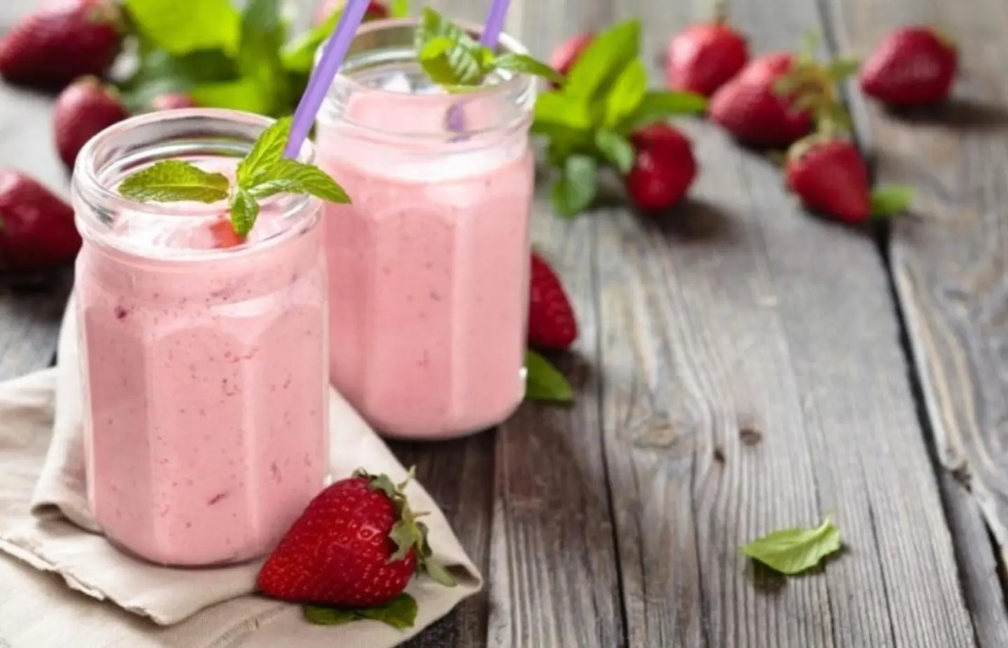 ميلك شيك فراولة - وسط