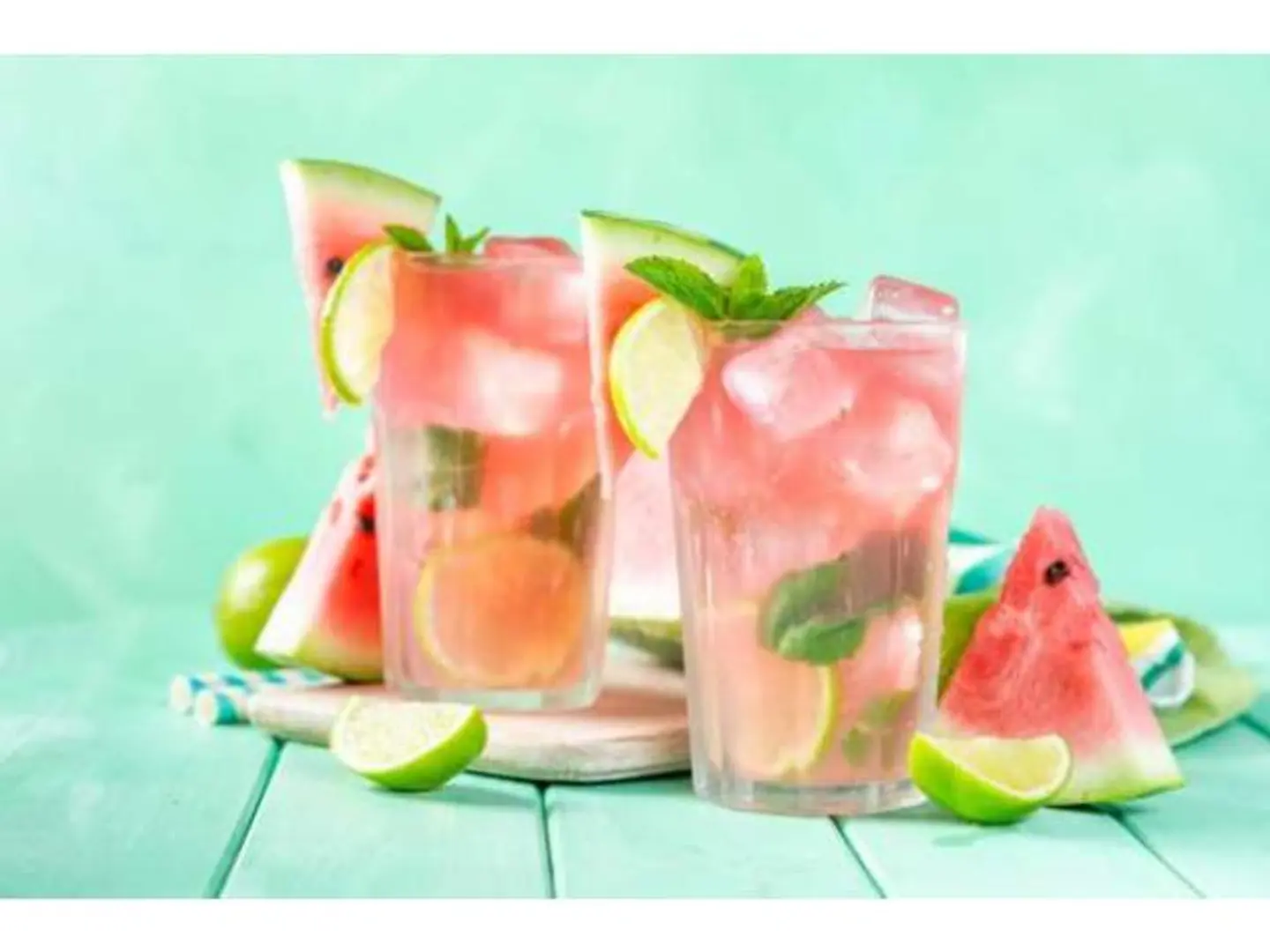 عصير بطيخ ليمون زنجبيل رمان - كوب وسط