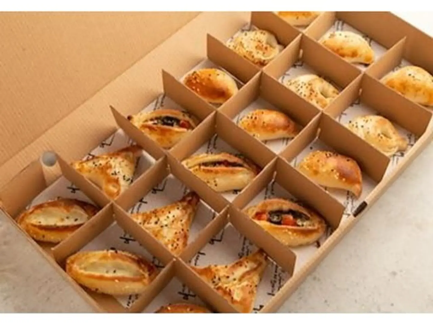 بوكس ميني مناقيش صغير مكس - 10 حبة