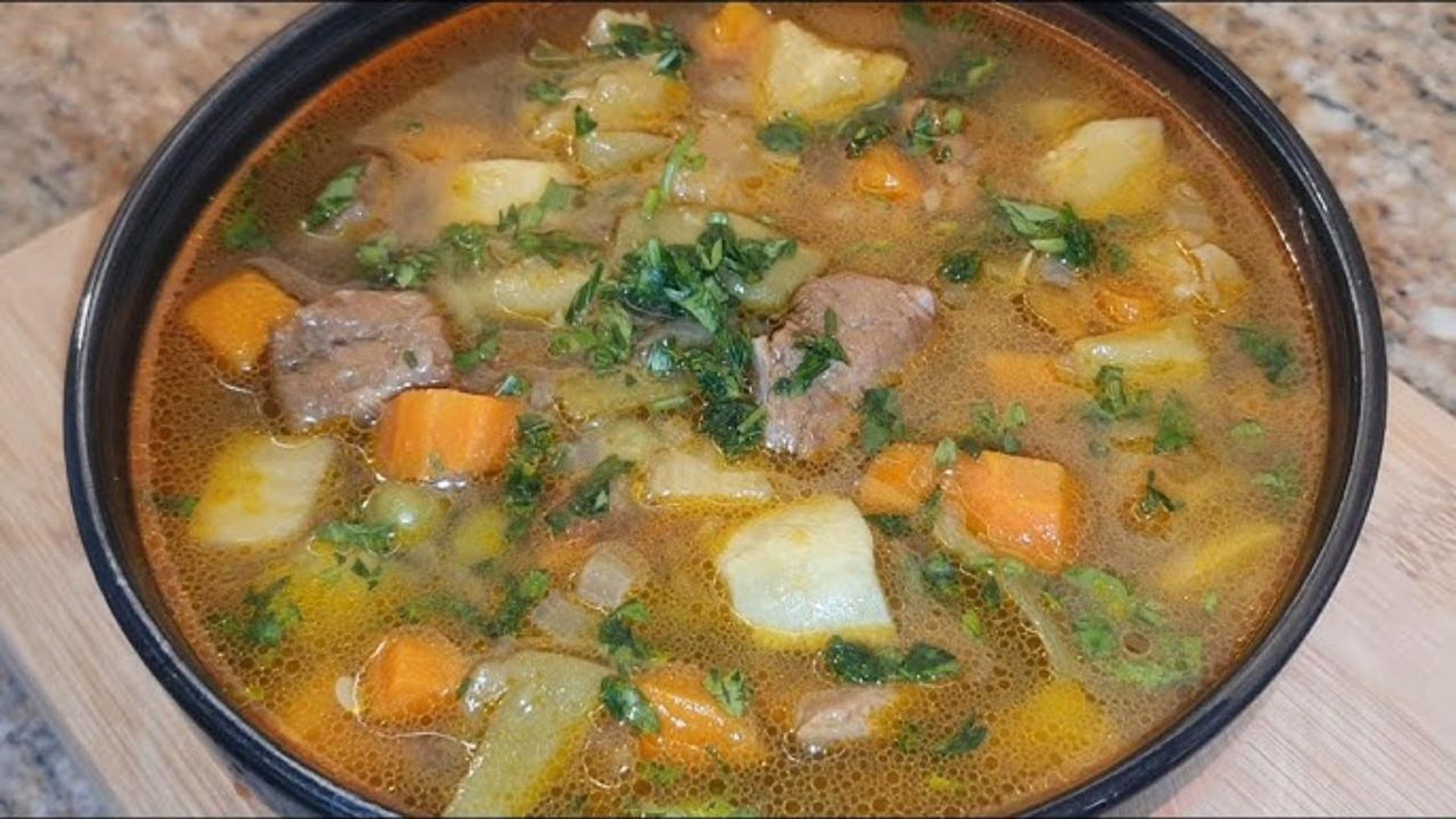 شوربة اللحم المشكل مع الخس الأبيض - كبير