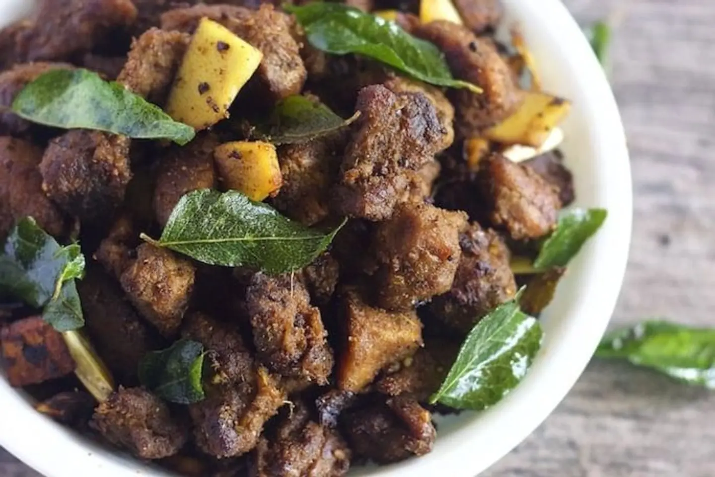 لحم بقري مقلي مع كاري الدال وثلاث قطع من البراتا - عادي