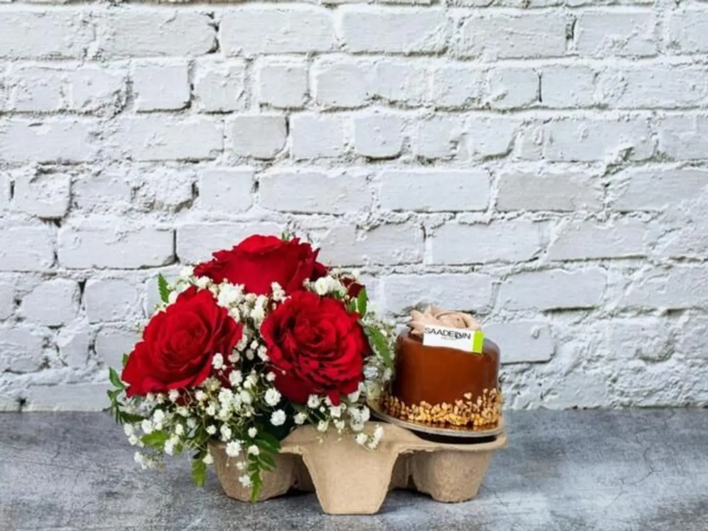 باقة ورد صغيرة الحجم مع بينتو كيك - 6 انش