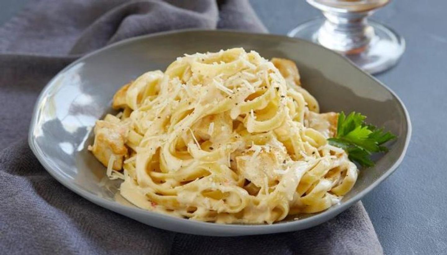 Fettuccine Pasta With Chicken And Mushrooms - 150 G